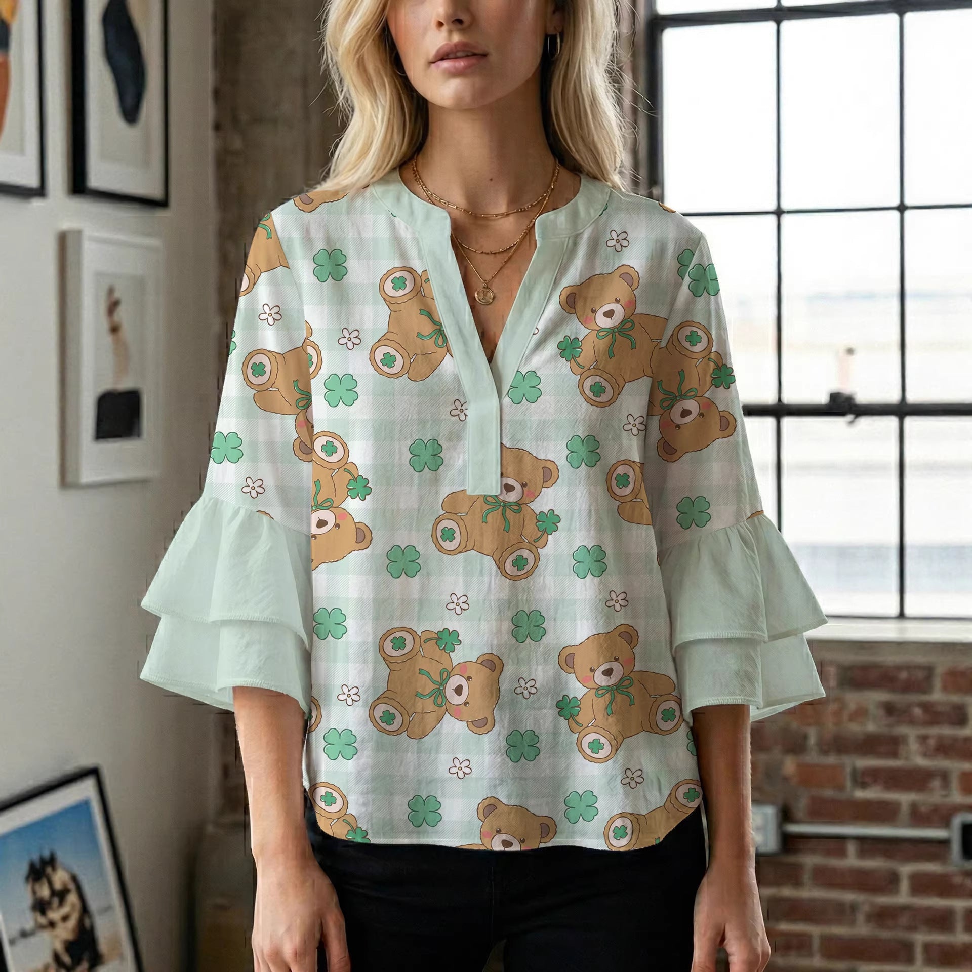 Damen Bluse mit voluminösen Flügelärmel und intensivem Blattmuster