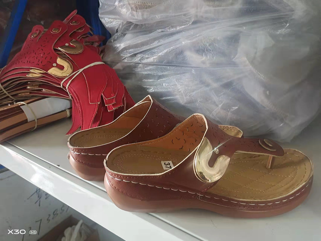 Damen Zehentrennersandalen mit modischem Riemendesign und komfortabler Fußbettung R&B