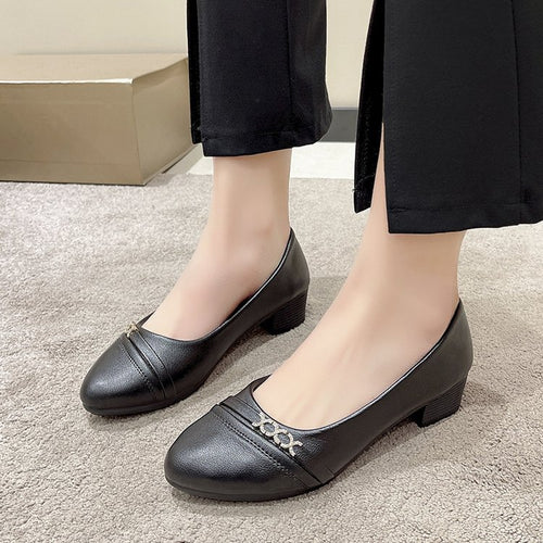 Damen elegante Pumps mit modischem Riemen und funkelndem Schmuckdetail R&B