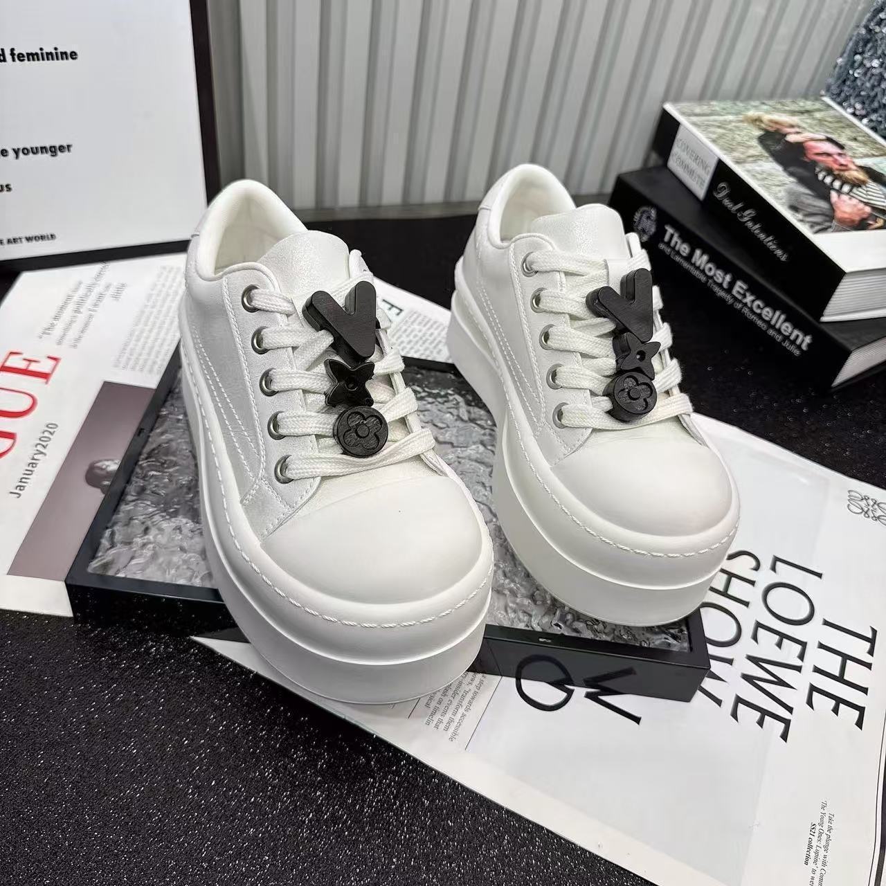 Damen Plateau Sneaker mit trendigem Design und elastischen Schnürsenkeln