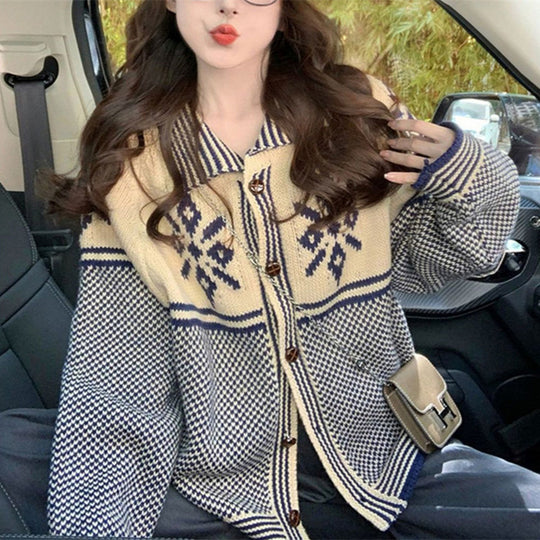 Damen Strickjacke mit festlichem Motiv und praktischen Taschen R&B