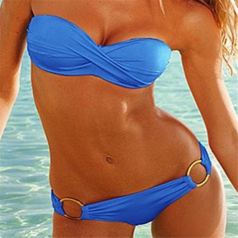 Damen Bandeau-Bikini mit elegantem Wickeldesign und goldenen Akzenten R&B