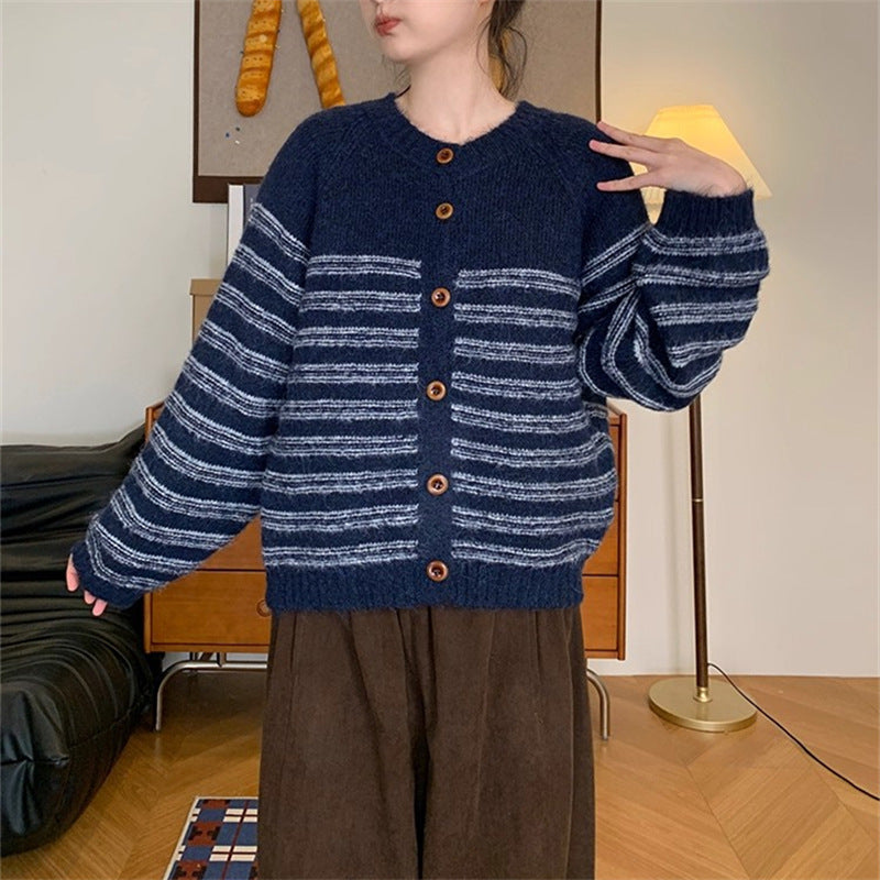 Damen Grobstrickjacke mit modernen Streifen und Knopfdetails R&B
