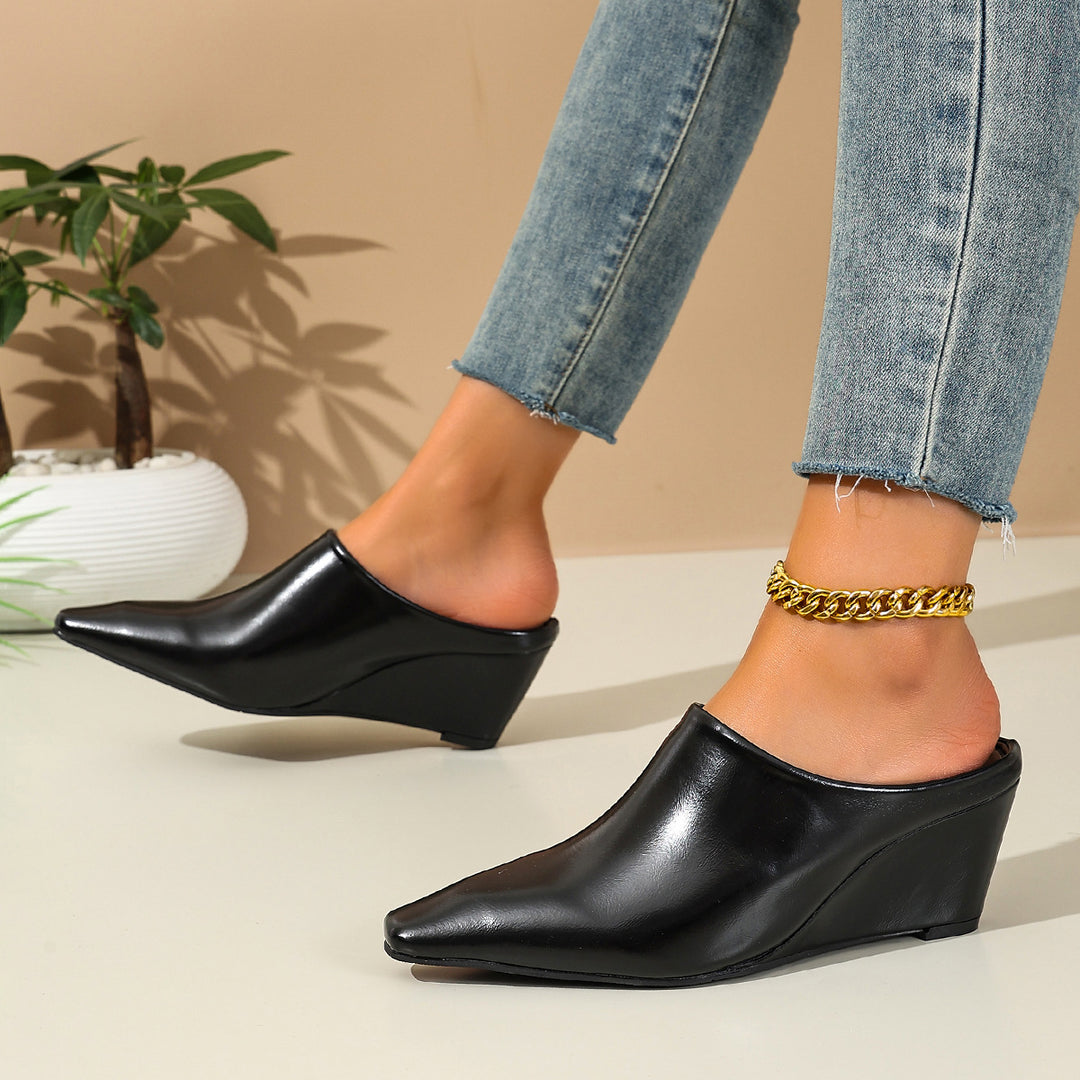 Damen Mules mit elegantem spitzem Design und glänzender Oberfläche R&B