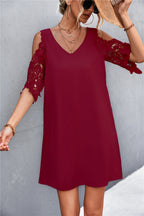 Damen luftiges Minikleid mit Spitzeneinsatz und elegantem V-Ausschnitt R&B