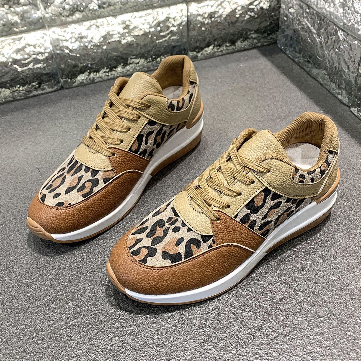 Damen Sneakers im modernen Leoprint-Design mit komfortabler Sohle R&B