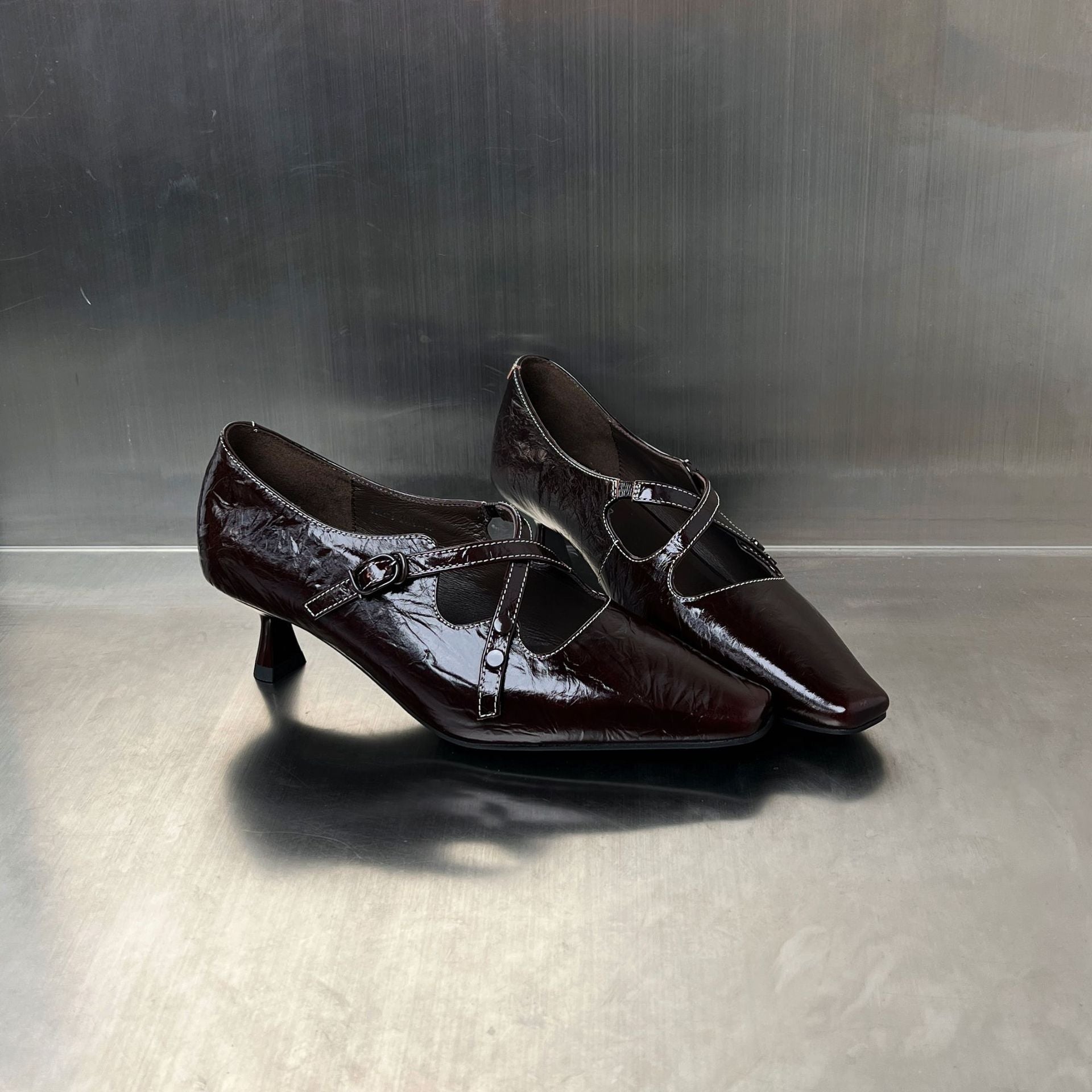 Damen elegante Ballerina Schuhe mit verstellbarem Riemen und glänzendem Obermaterial R&B