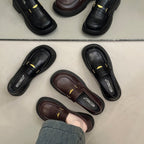 Damen Modische Leder-Slipper mit goldenen Akzenten