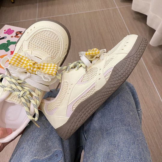 Damen Sneakers mit verspielt floralem Design und innovativer Schnürung R&B