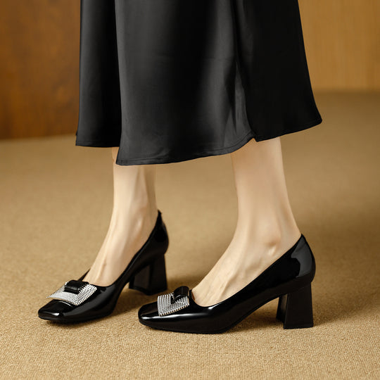 Damen Hochglanz-Pumps mit funkelnder Schmuckapplikation und komfortablem Blockabsatz R&B