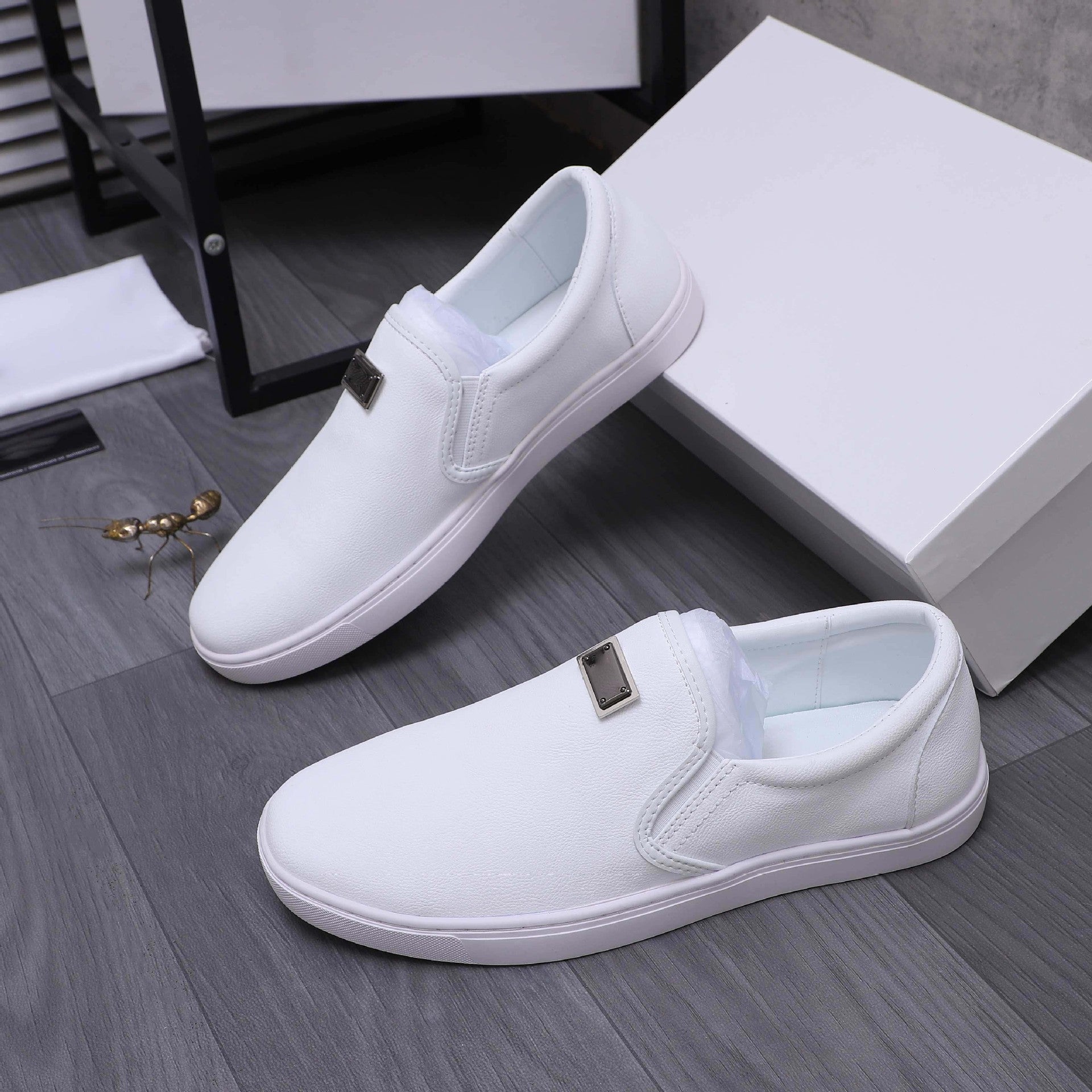 Damen Bequeme Slip-On Sneakers mit eleganter Lederriemen-Applikation R&B