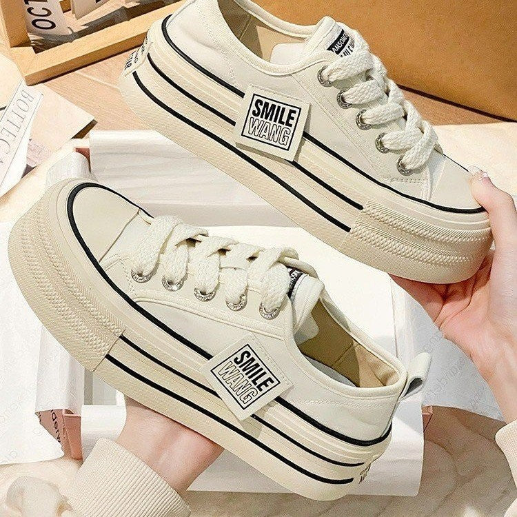 Damen modische Sneakers mit einzigartigen Details und robustem Sohlenprofil