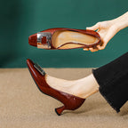 Damen Hochfront-Pumps mit blockiertem Absatz und stilvollem Schmuckelement