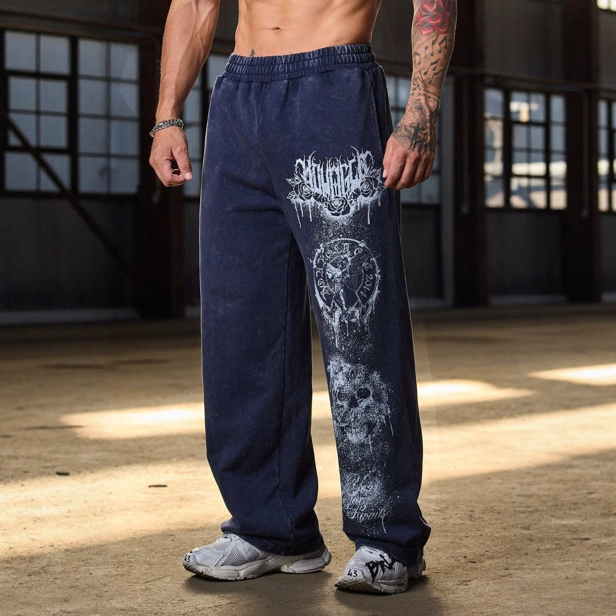 Herren nan weite Jogginghose mit elastischem Bund, Seitentaschen und detailreichem Schädel- und Rosenmotiv R&B