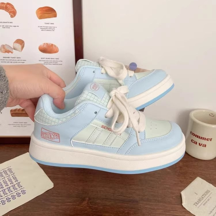 Damen Sportliche Plateau-Sneaker mit ausgeprägtem Schnürsystem und trendigem Design