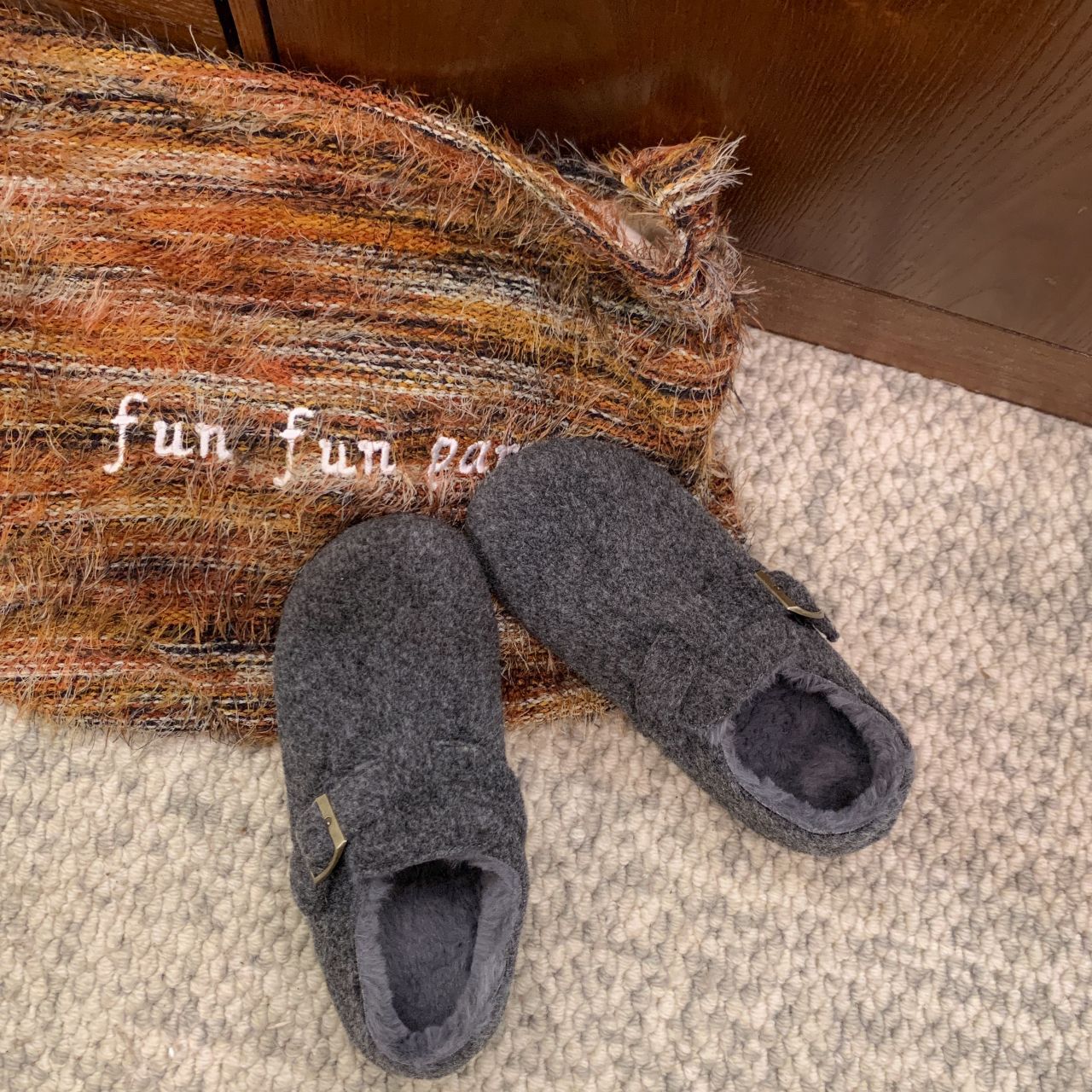 Damen Hausschuh aus hochwertigem Filz mit decorative Schnalle R&B