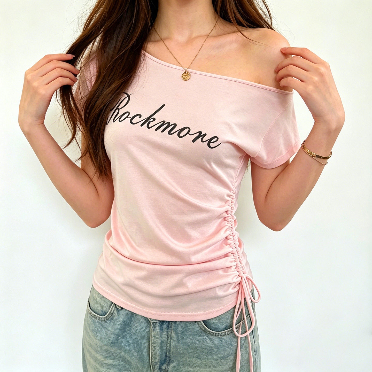 Damen Off-Shoulder T-Shirt mit Raffungen und modischem Schriftzug R&B