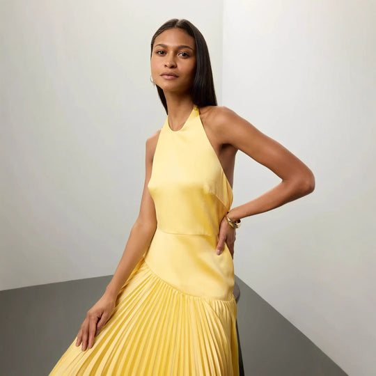 Damen Elegantes Maxi-Kleid mit fließendem Faltenrock und Halterneck-Design R&B
