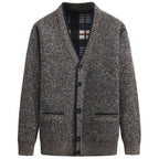 Herren Strickjacke mit kariertem Innenfutter und praktischen Taschen