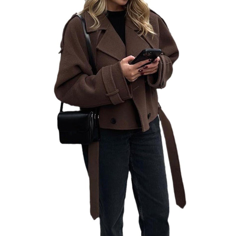 Damen Modischer Kurz-Trenchcoat mit großzügigen Klappentaschen und tailliertem Schnitt R&B