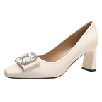 Damen modische Pumps mit funkelndem Schmuckdetail