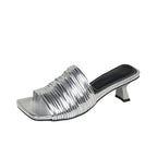 Damen-Mules mit glänzenden Riemen und elegantem Absatz