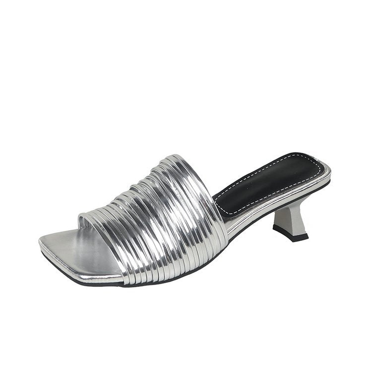 Damen-Mules mit glänzenden Riemen und elegantem Absatz