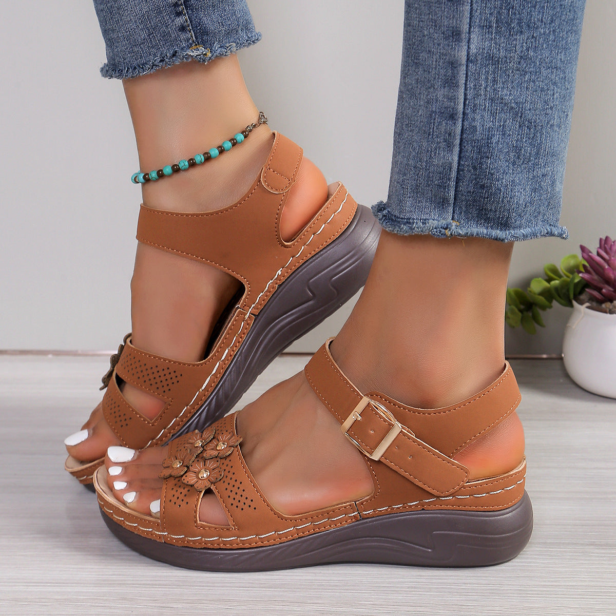 Damen Komfortable Sandalen mit verstellbarem Riemen und elegantem Blumendesign