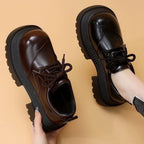 Damen Modische Derby-Schnürschuhe mit robuster Sohle und glänzender Oberflächenstruktur