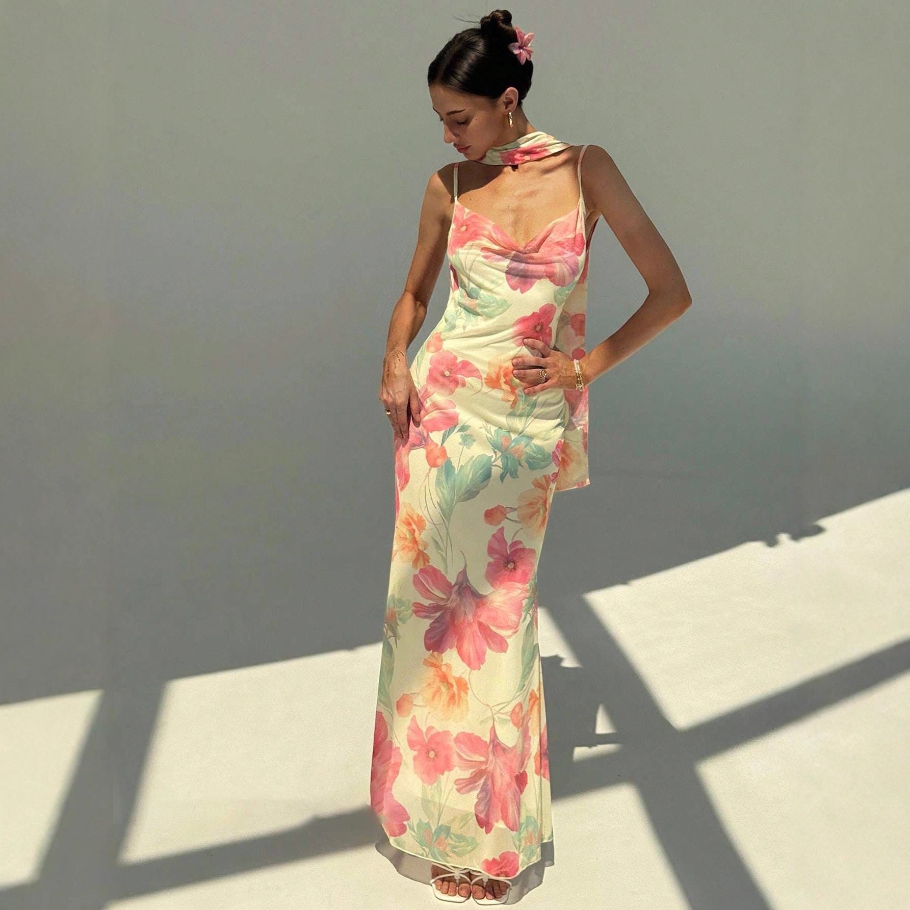 Damen Maxikleid mit raffinierten Spaghettiträgern und floralem Design R&B