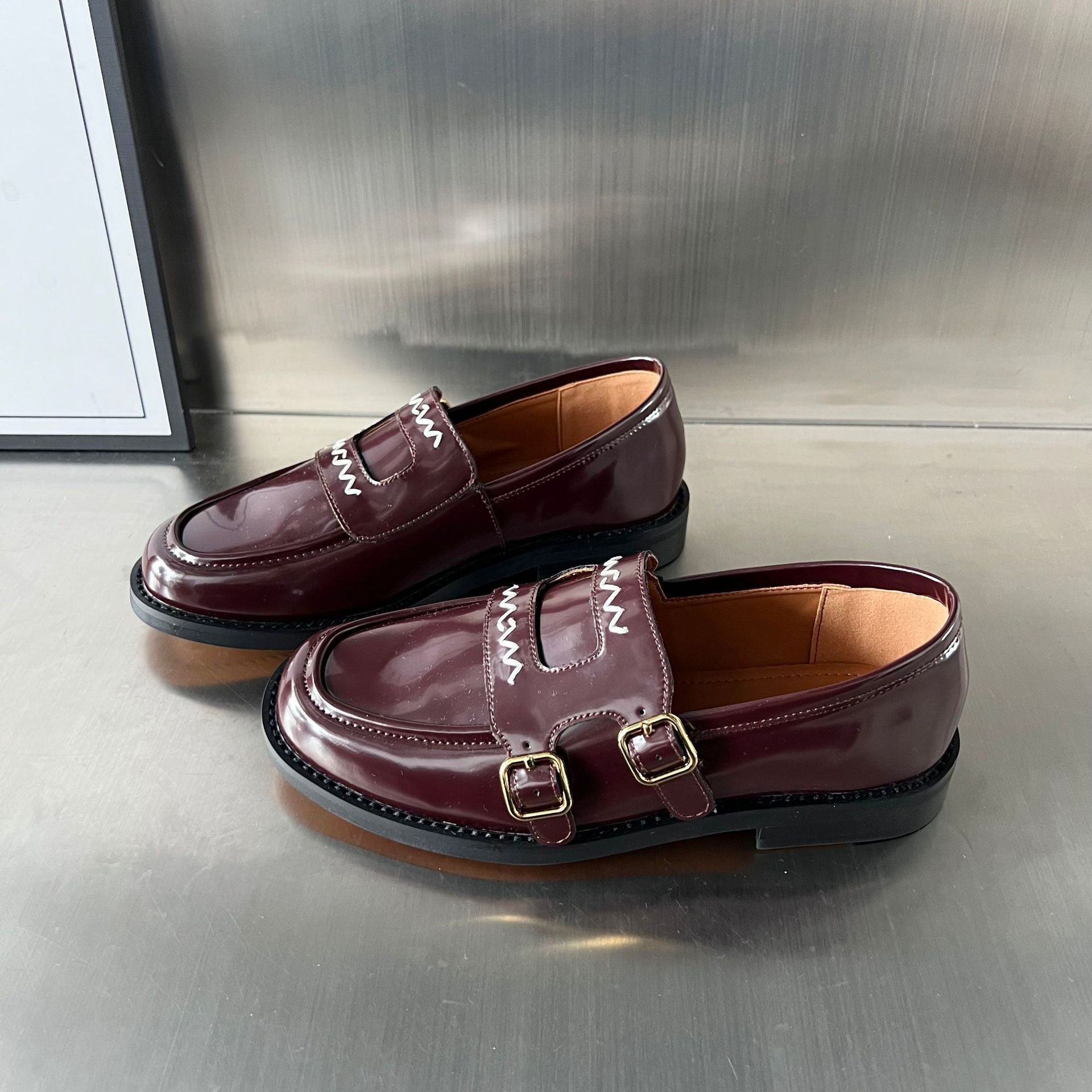 Damen Elegante Mokassins mit dekorativen Schnallen und hochwertigem Glanzleder R&B