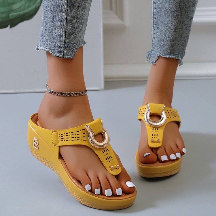 Damen Wedge-Riemensandalen mit dekorativen Metallic-Details und anatomischer Fußbettung R&B