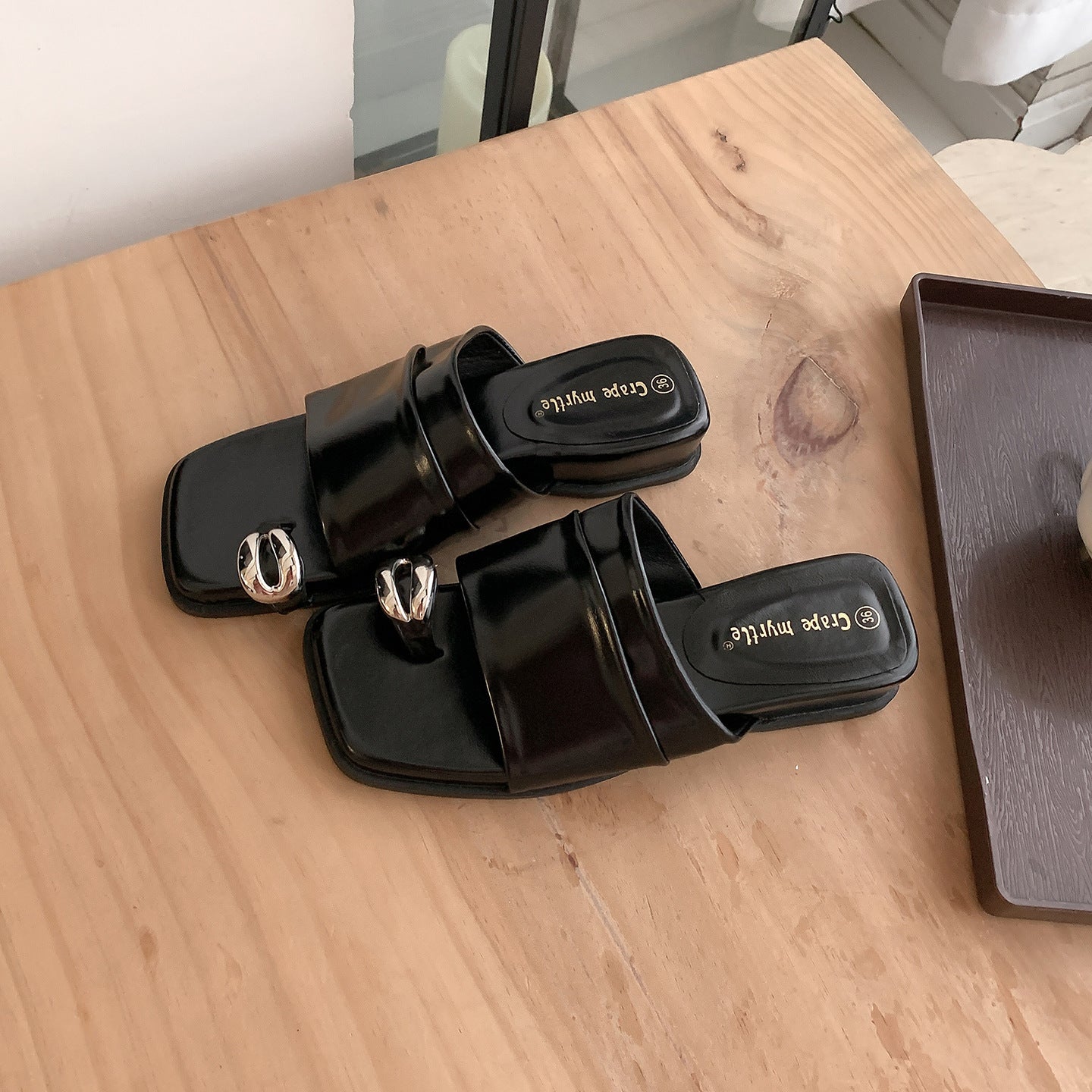 Damen modische Mules mit elegantem Riemen und luxuriösem Glanz