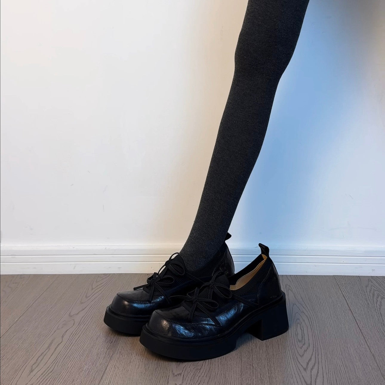 Damen modische und bequeme Slipper mit dekorativen Schnürdetails R&B