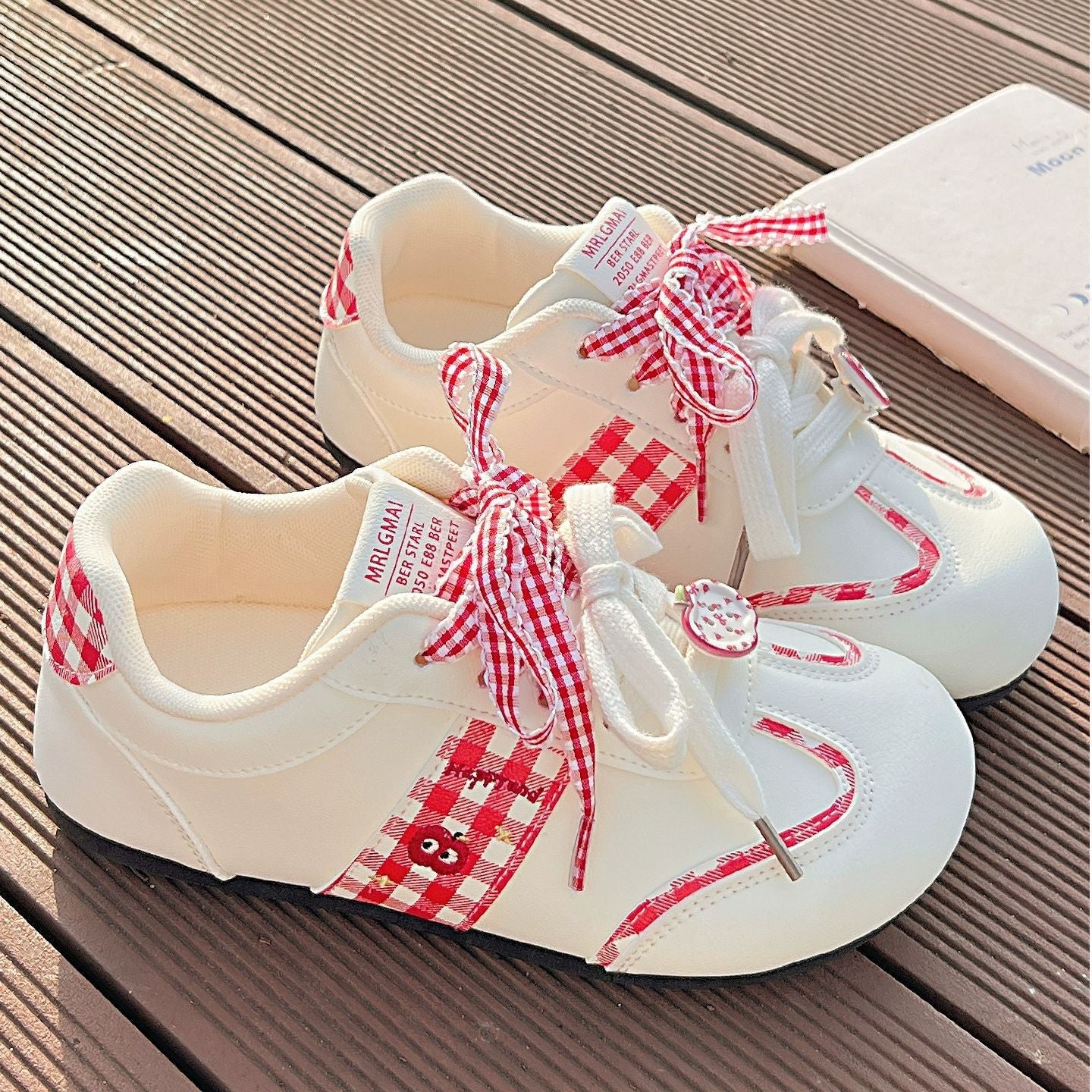 Damen Sneakers mit verspieltem Karomuster und dekorativen Schleifen