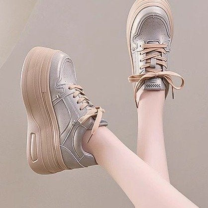 Damen Plateausneaker mit robustem Obermaterial und modischer Schnürung