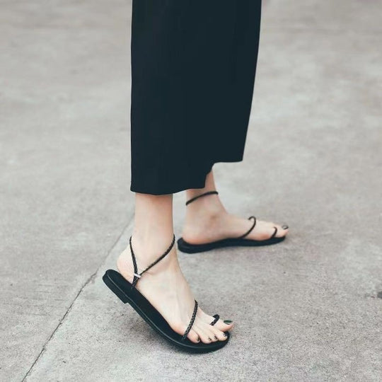 Damen flache Fußsohlen-Sandalen mit zarten Ketten-Details R&B