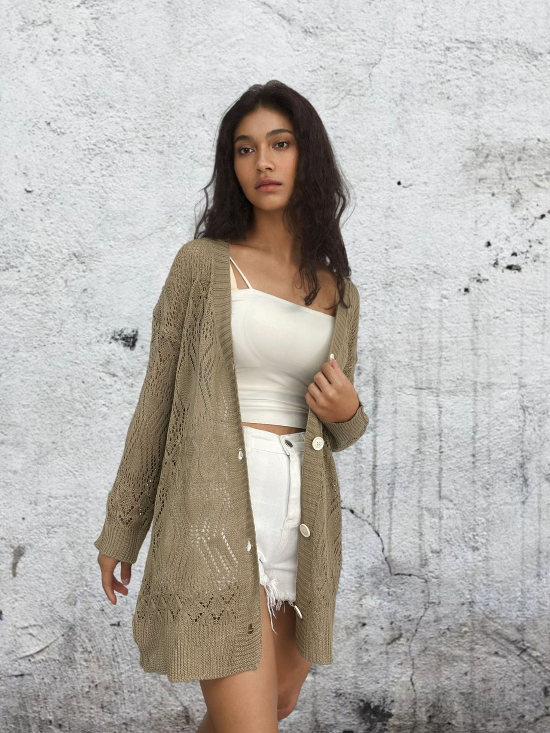 Damen Luftige Strickjacke mit filigranem Häkelmuster und Knopfdetails R&B
