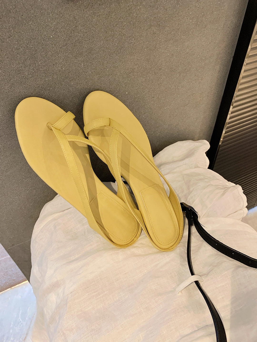 Damen Zehentrenner-Sandalen mit elegantem Riemendesign und flexiblem Fußbett R&B