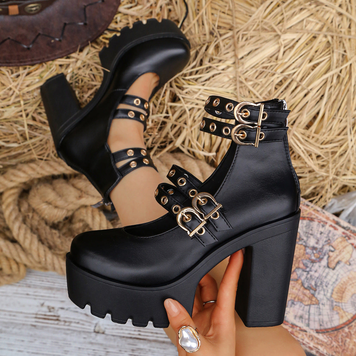 Damen Plateau-Stiefeletten mit verstellbaren Riemen und goldenen Schmuckdetails R&B