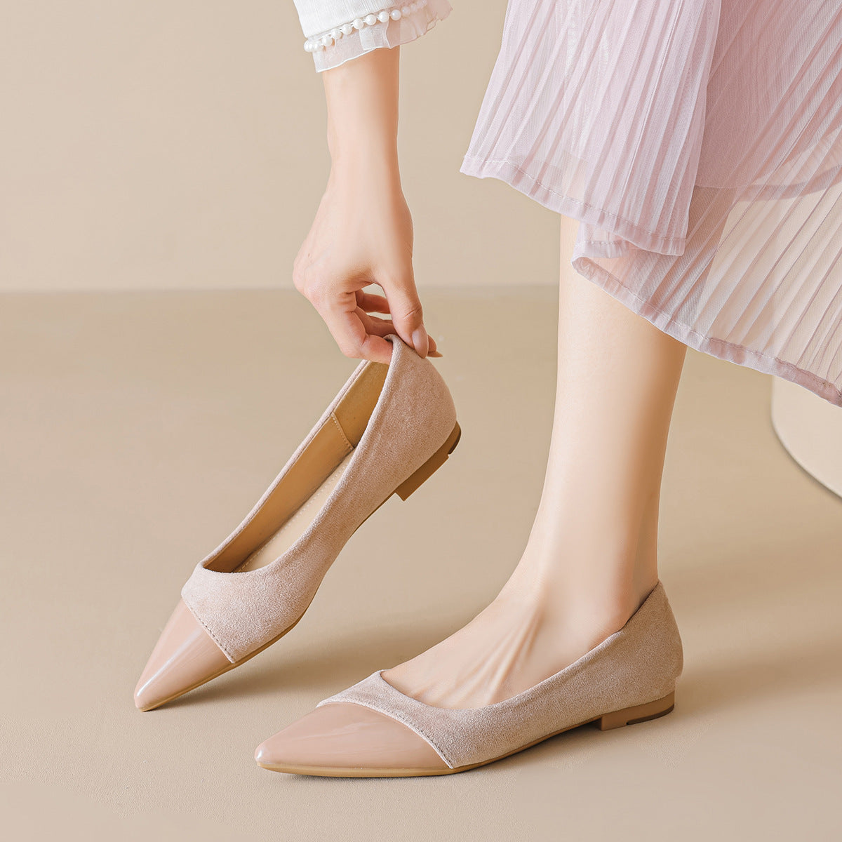 Damen elegante Ballerinas mit spitzem Zehendesign und schimmerndem Lackeinsatz