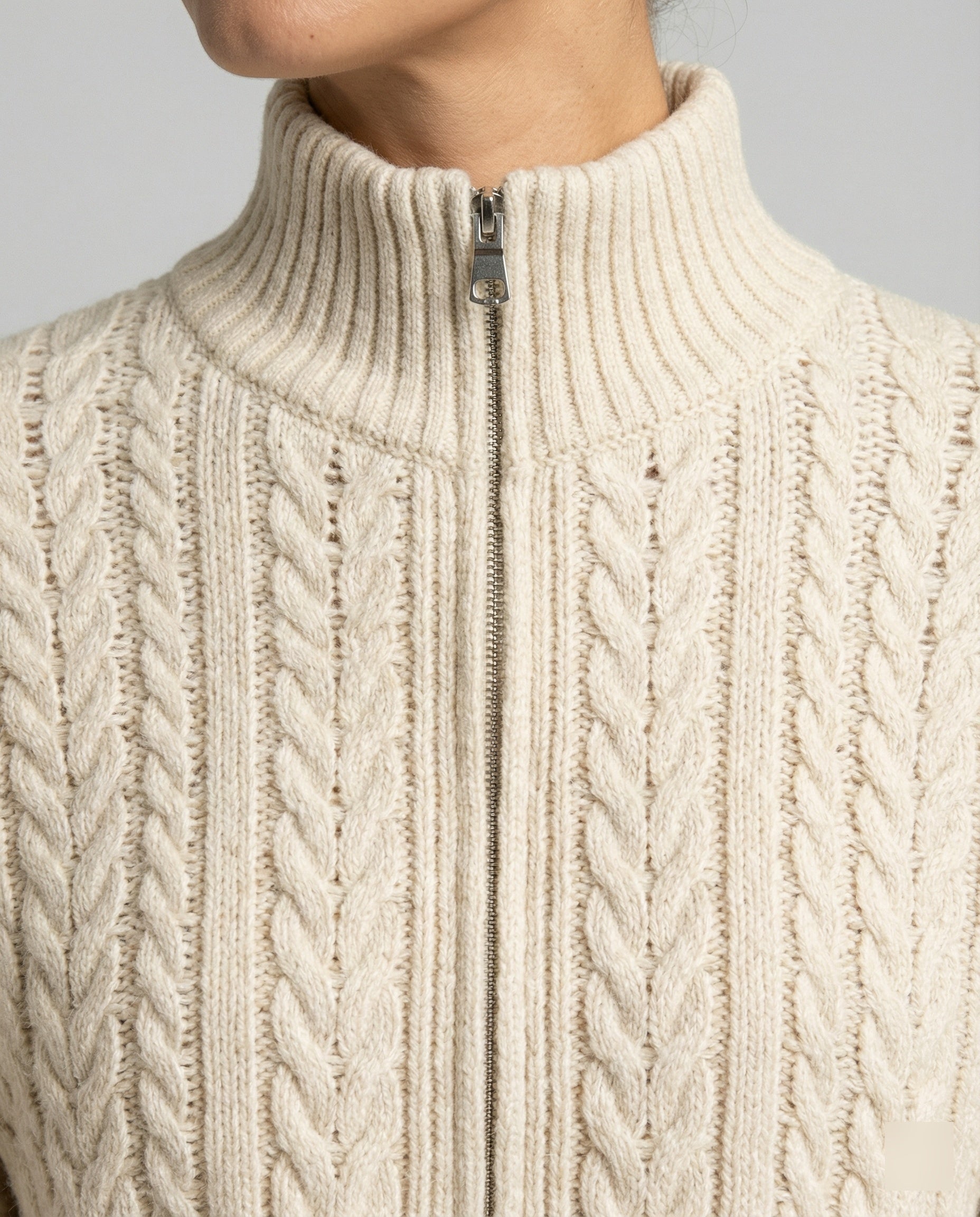 Damen Cropped-Strickblouson in Kabelstruktur mit Stehkragen und Zweiwege-Reißverschluss R&B