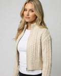 Damen Cropped-Strickblouson in Kabelstruktur mit Stehkragen und Zweiwege-Reißverschluss R&B