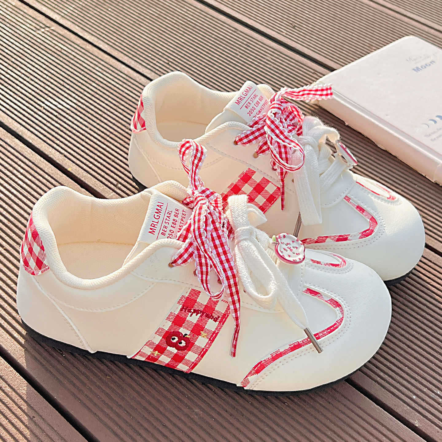 Damen Sneakers mit verspieltem Karomuster und dekorativen Schleifen