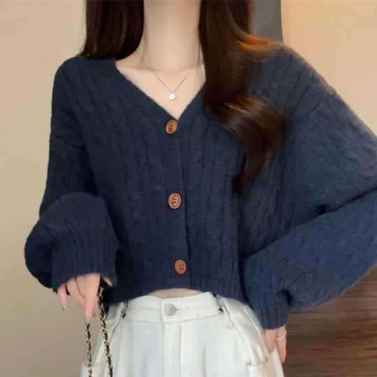 Damen Modischer kurz geschnittener Strick-Cardigan mit Zopfmuster und Knopfdetail R&B
