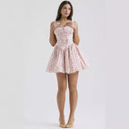 Damen Minikleid mit schulterfreien Rüschendetails und verspieltem Blumenmuster R&B