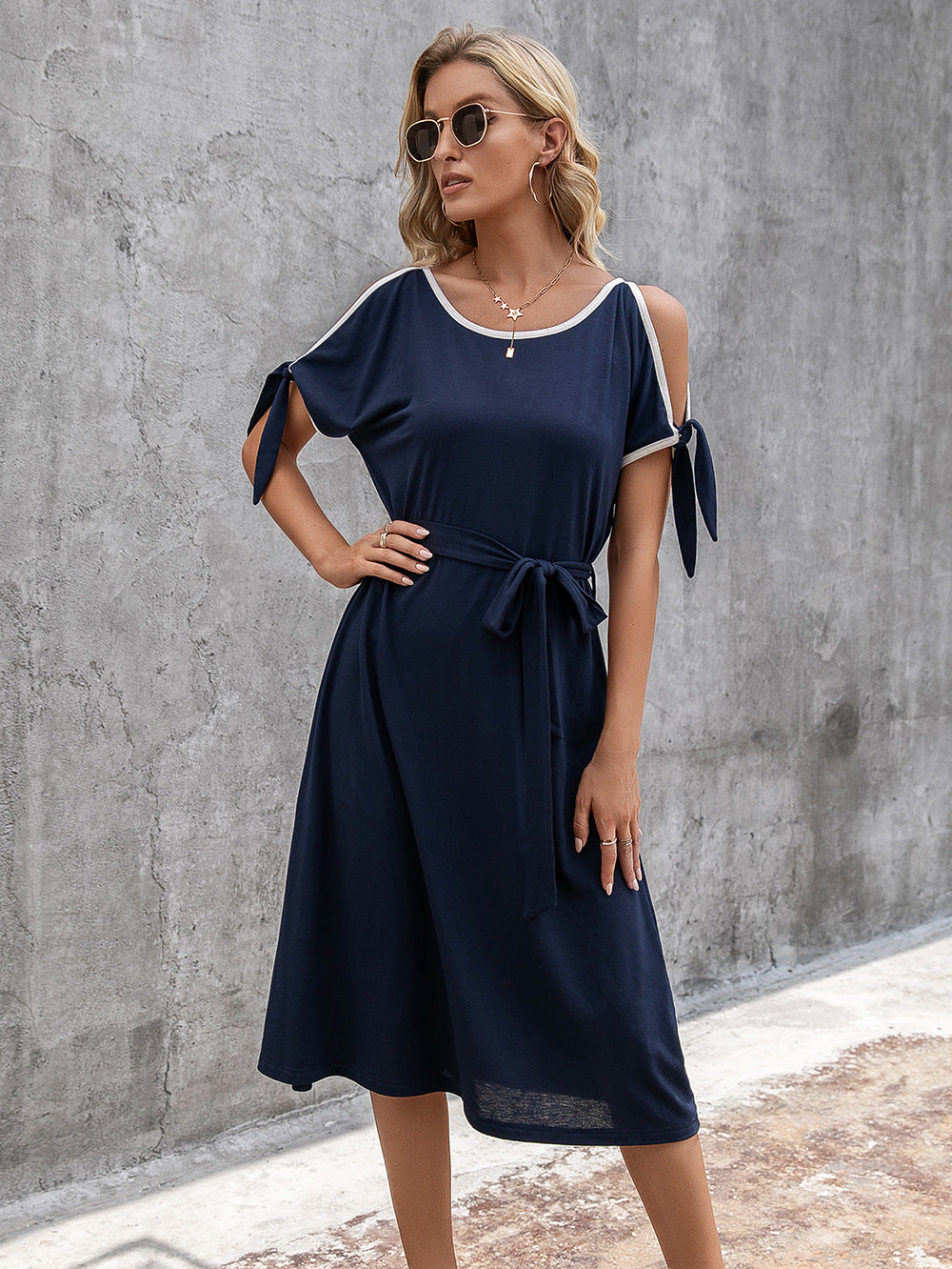 Damen lässiges Midikleid mit taillierbarem Gürtel und Schleifendetails R&B