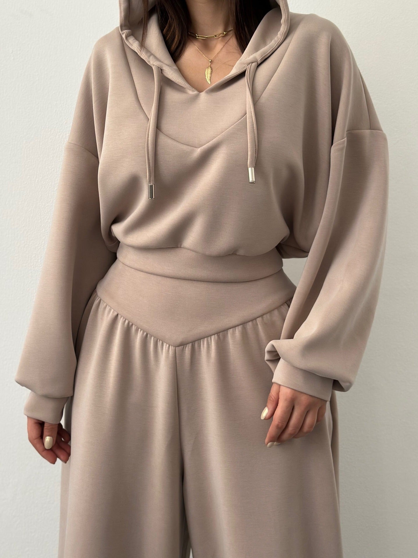 Damen nan luxuriöses Freizeitset Kapuzenpullover mit V-Ausschnittdetail und Culotte mit hoher Taille R&B