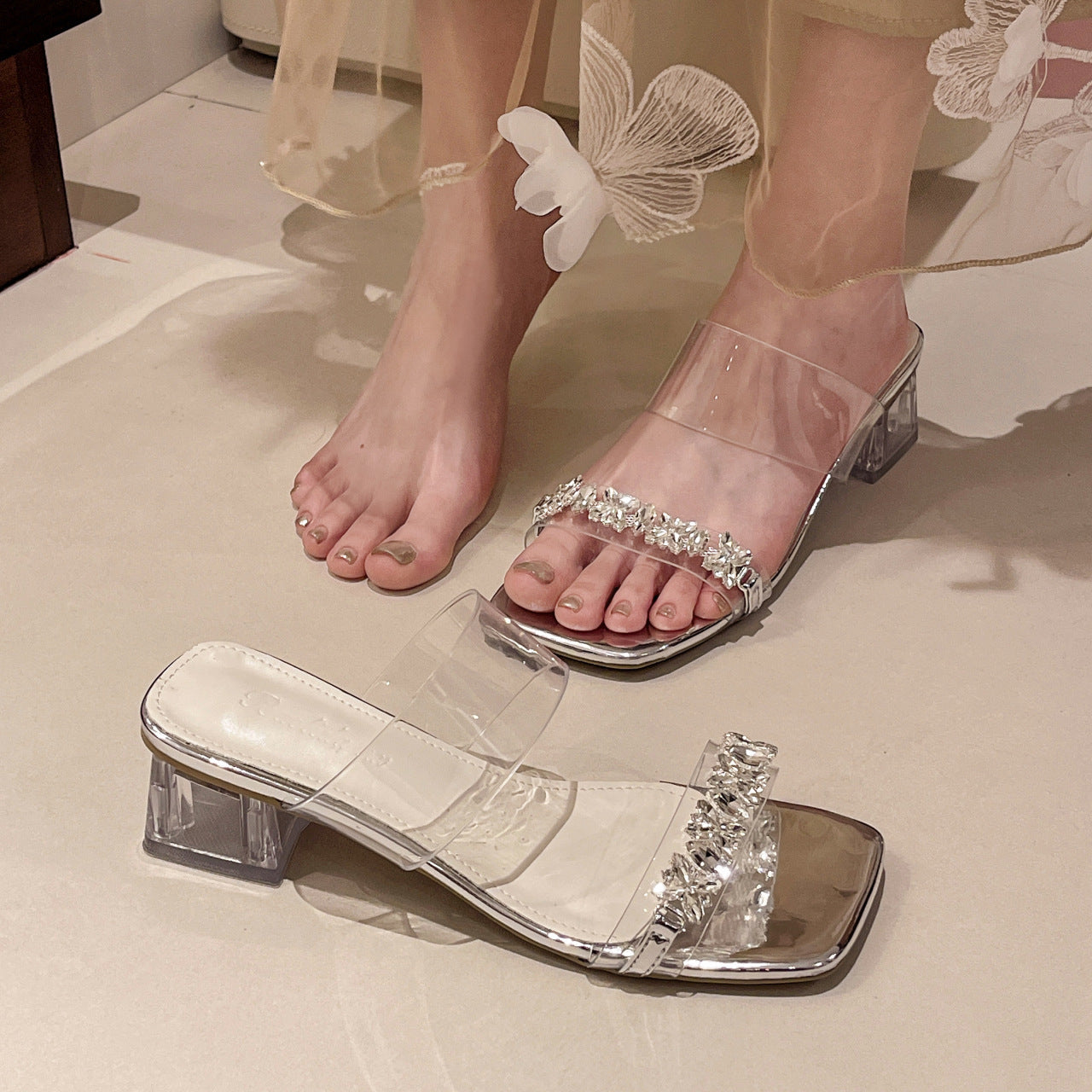 Damen moderne Sandalen mit transparenten Riemen und funkelndem Schmuckdetail EB