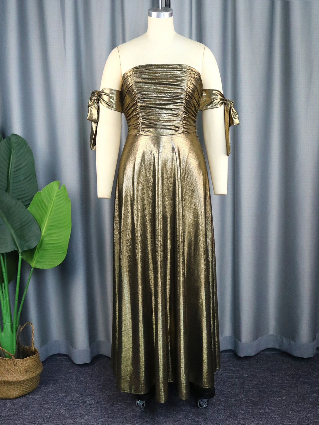 Damen glamouröses Abendkleid mit schulterfreiem Design und eleganten Raffungen R&B